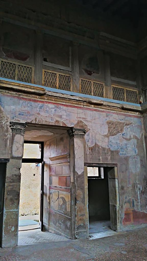 V.1 Herculaneum. Photo taken between October 2014 and November 2019.
West end of atrium, detail of painted decoration above entrance corridor and doorway to room 2.
Photo courtesy of Giuseppe Ciaramella.